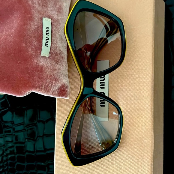 - MIU MIU sunglasses new black and gold new - Picture 2 of 3